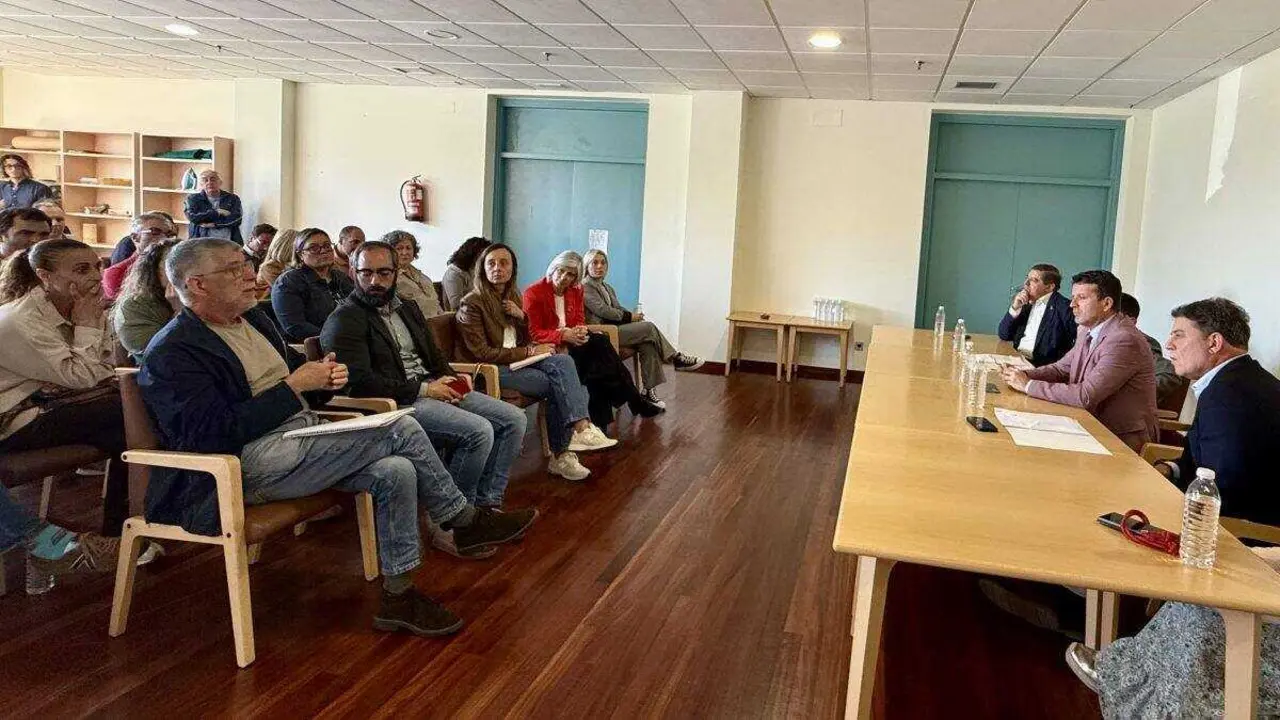 Reuni&oacute;n do Secretario Xeral do PSdeG co sector do marisqueo. (Foto: PSdeG)