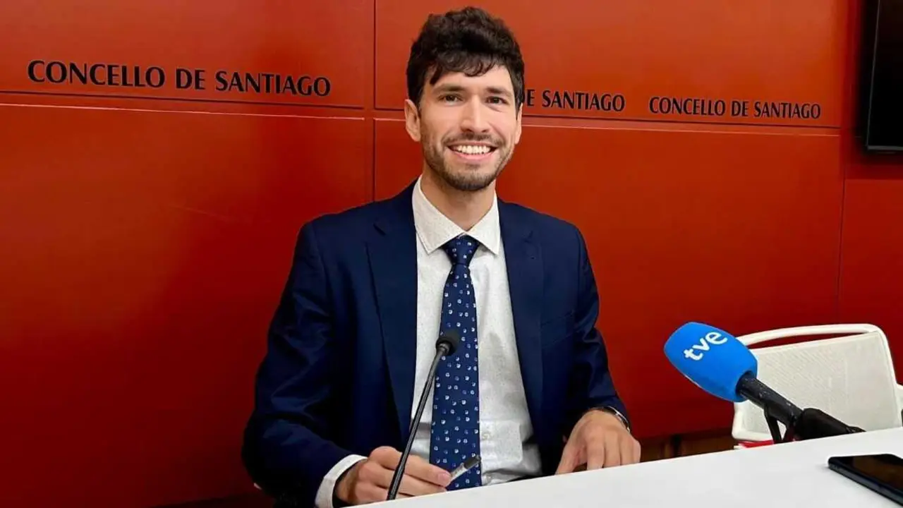 O concelleiro de Vivenda e Urbanismo, Iago Lesteg&aacute;s, esta segunda feira. (Foto: Concello de Santiago)