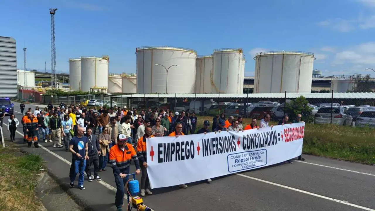 Mobilizaci&oacute;n do persoal de Repsol, esta segunda feira. (Foto: N&oacute;s Diario)