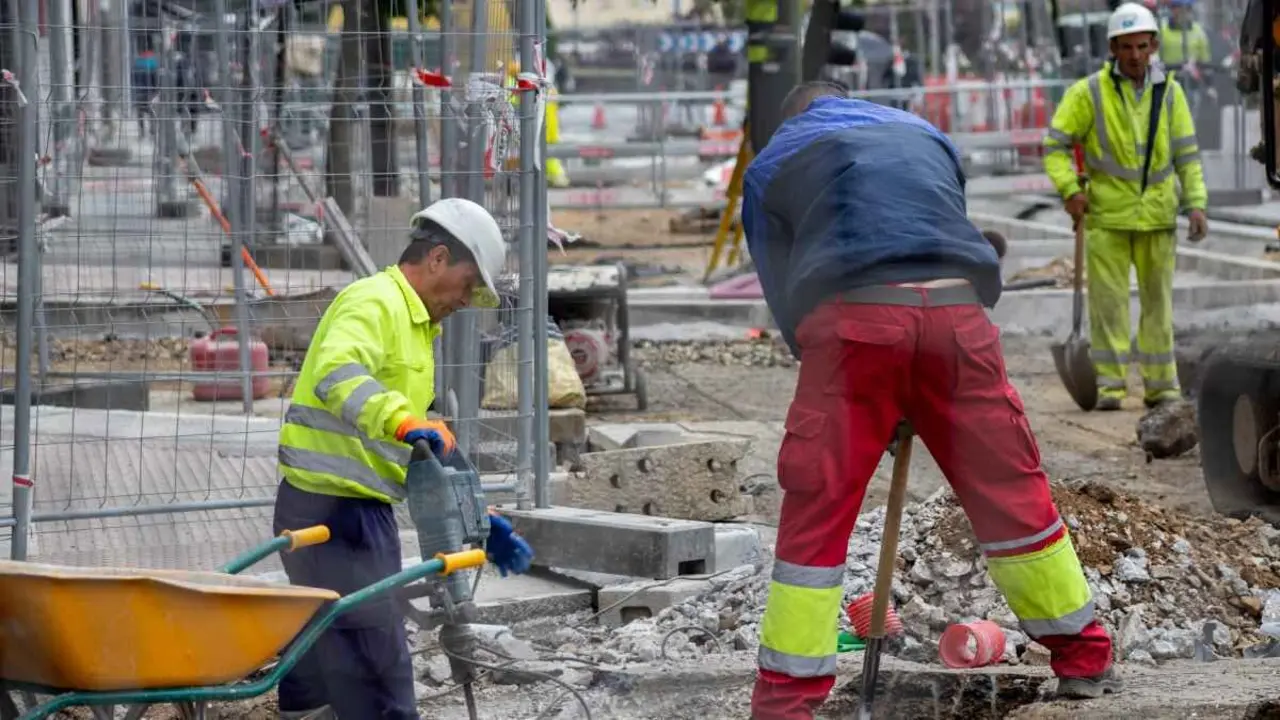 Traballadores da construci&oacute;n, en Compostela. (Foto: Alma Alonso)