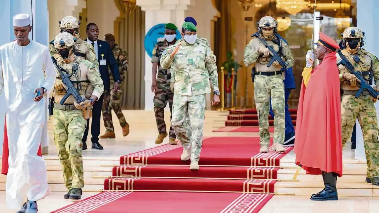 O presidente de Mal&iacute;, Assimi Goita, sa&iacute;ndo do palacio presidencial de Koulouba, 
en Bamako, o pasado 
13 de abril. (Foto: Presidence Mali)