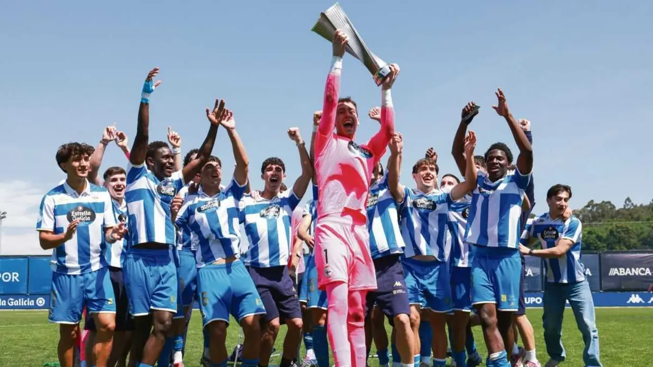Xogadores do Fabril levantando o trofeo de campi&oacute;ns de Segunda Federaci&oacute;n. (Foto: RC Deportivo)