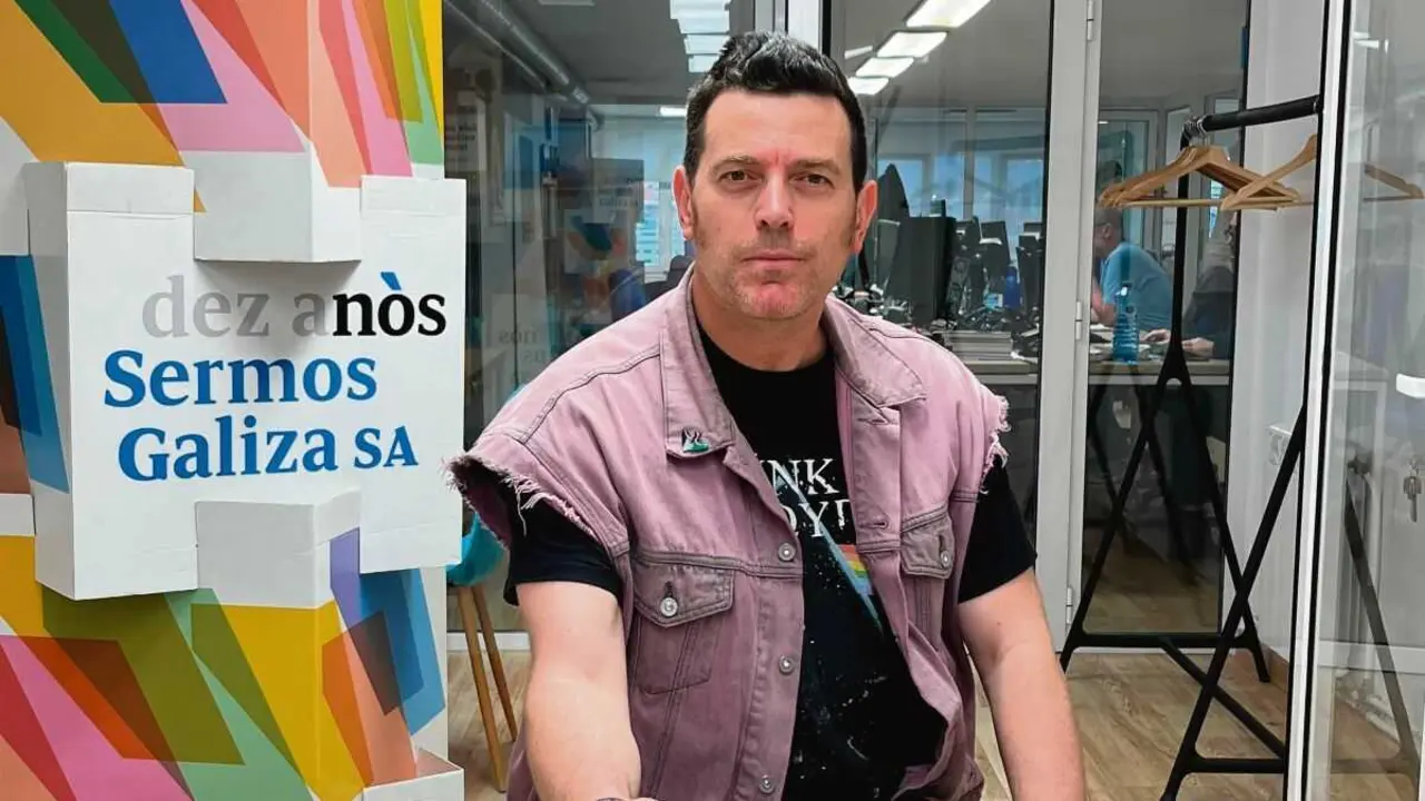 O escritor Lois P&eacute;rez na redacci&oacute;n de 'N&oacute;s Diario', esta terza feira. (Foto: N&oacute;s Diario)