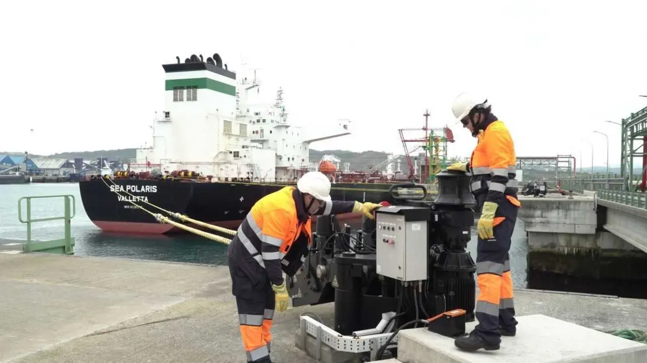 Descarga de cru procedente de M&eacute;xico e Venezuela na Coru&ntilde;a para a produci&oacute;n de combust&iacute;bel. (Foto: Repsol)