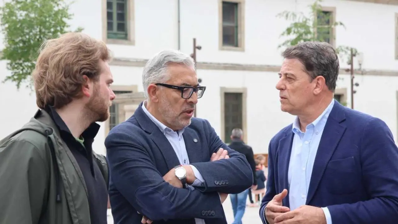 Jorge Bustos, Miguel Fern&aacute;ndez e Jos&eacute; Ram&oacute;n G&oacute;mez Besteiro, esta cuarta feira. (Fotto: N&oacute;s Diario)