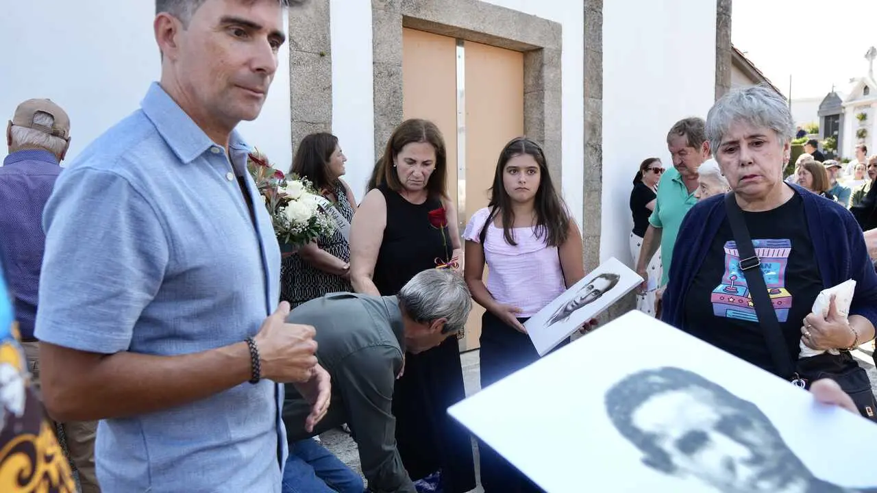 Homenaxe a Jos&eacute; Gal&aacute;n N&uacute;&ntilde;ez e Manuel Ramiro Souto, membros da guerrilla antifranquista asesinados en 1952 en Mes&iacute;a, en agosto de 2025. (Foto: Gustavo de la Paz / Europa Press)