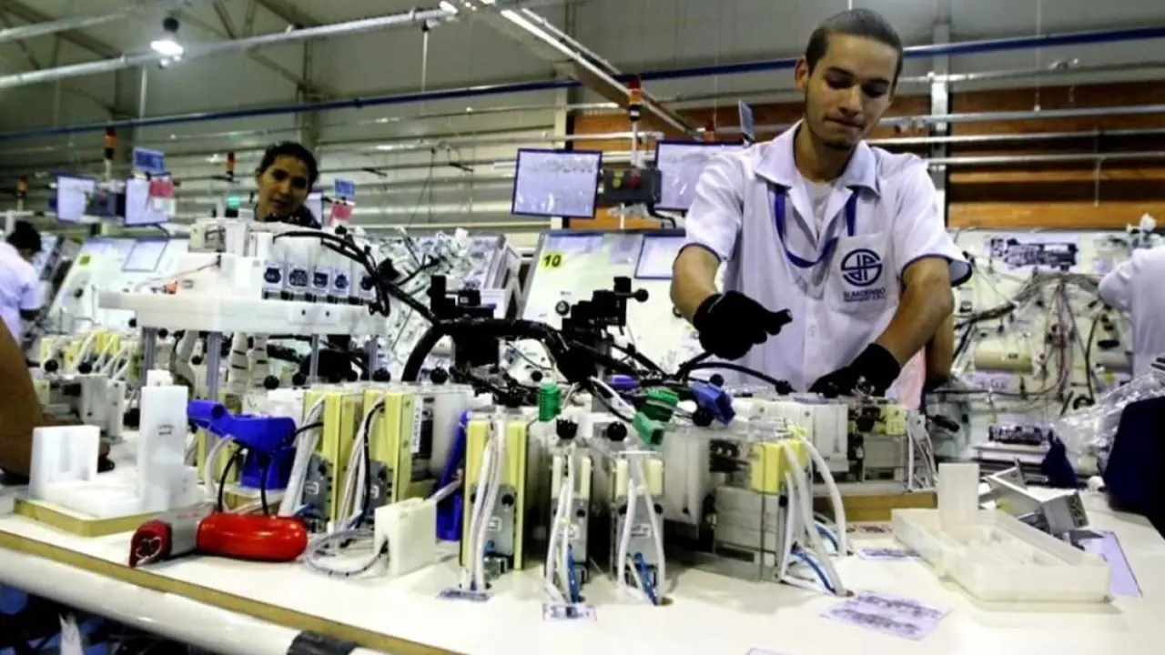 Traballadores en r&eacute;xime de maquila, cuxas exportaci&oacute;n mante&ntilde;en o Brasil como principal destino. (Foto: C&aacute;mara de Comercio Paraguai Brasil)