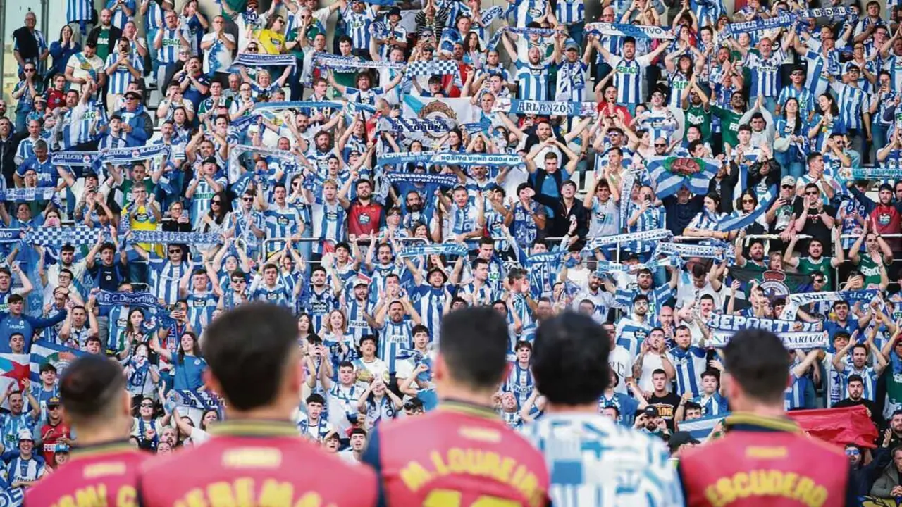 Xogadores do D&eacute;por saudando  ap&oacute;s o partido ante o Burgos, o pasado 25 de abril. (Foto: RC Deportivo)