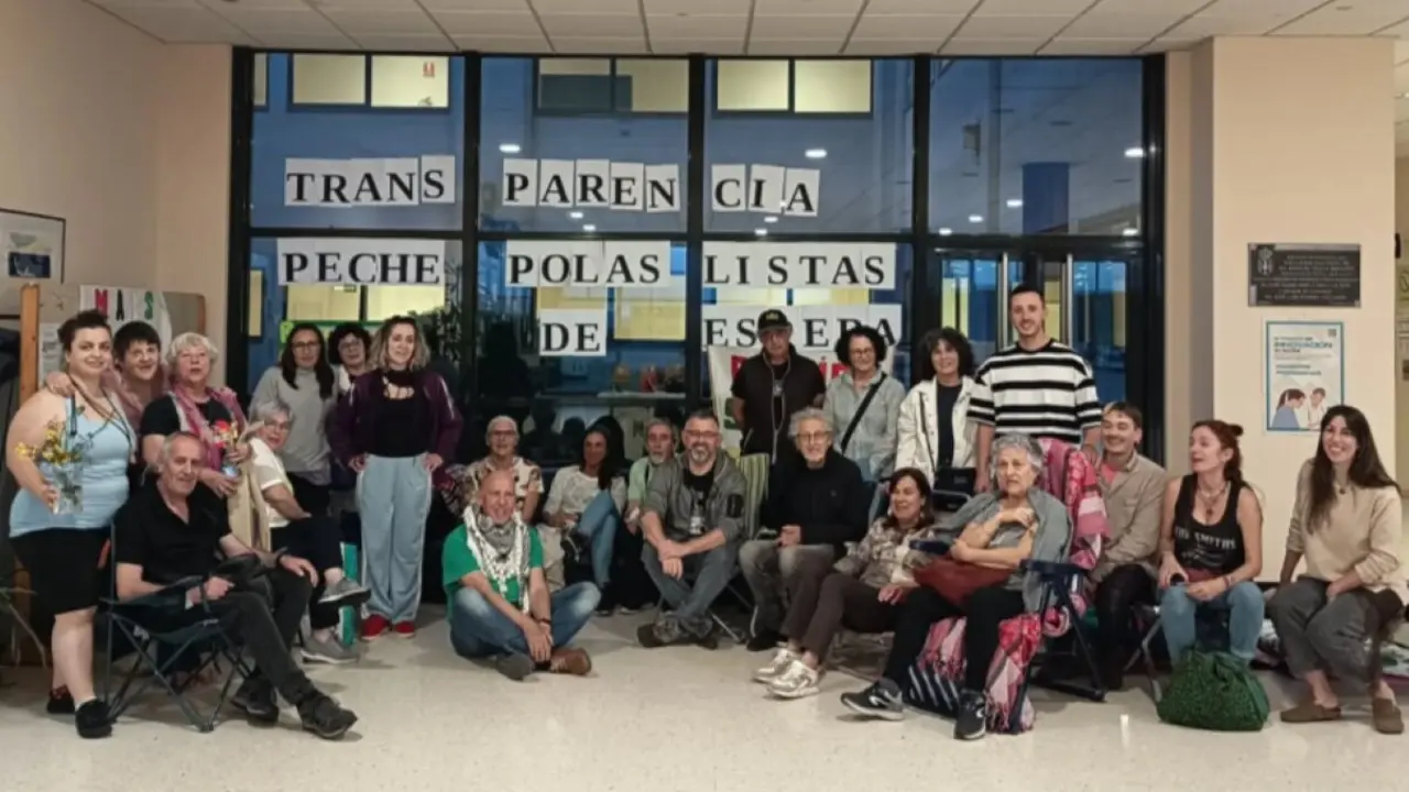 Veci&ntilde;anza do Barbanza, fechada no hospital comarcal, esta quinta feira. (Foto: N&oacute;s Diario)