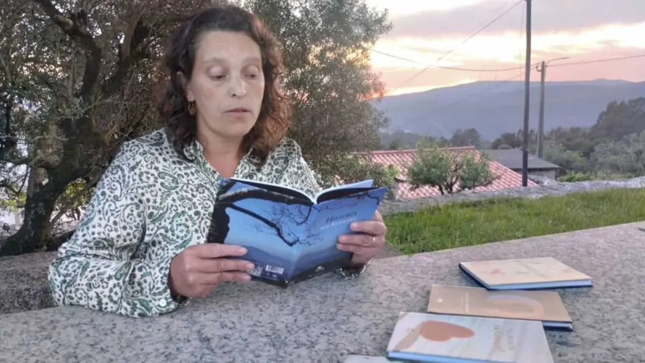 A poeta Isabel Marou&ccedil;o na s&uacute;a casa de Pedrulhos, en Viana do Castelo, Portugal. (Foto: Helena Pousa)