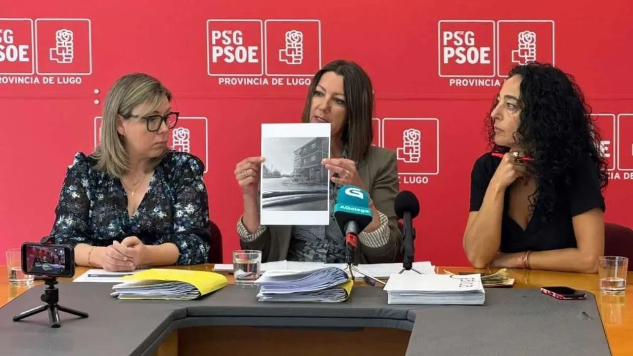 Garc&iacute;a Porto, M&eacute;ndez e Abelleira en rolda de prensa, este s&aacute;bado, 2 de maio. (Foto: PSdeG)
