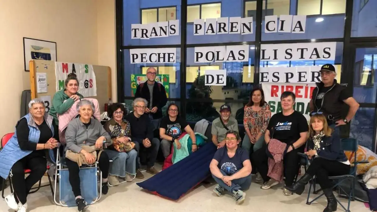 Veci&ntilde;anza do Barbanza durante o feche no hospital comarcal, este domingo. (Foto: N&oacute;s Diario)