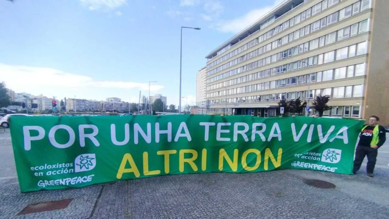 Protesta de Ecoloxistas en Acci&oacute;n e Greenpeace &aacute;s portas da asemblea xeral anual de accionistas de Altri. (Foto: N&oacute;s Diario)