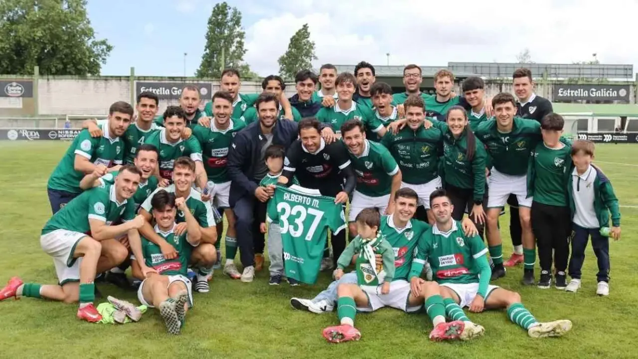 O equipo do Coruxo celebrando estar no play-off. (Foto: Coruxo FC)