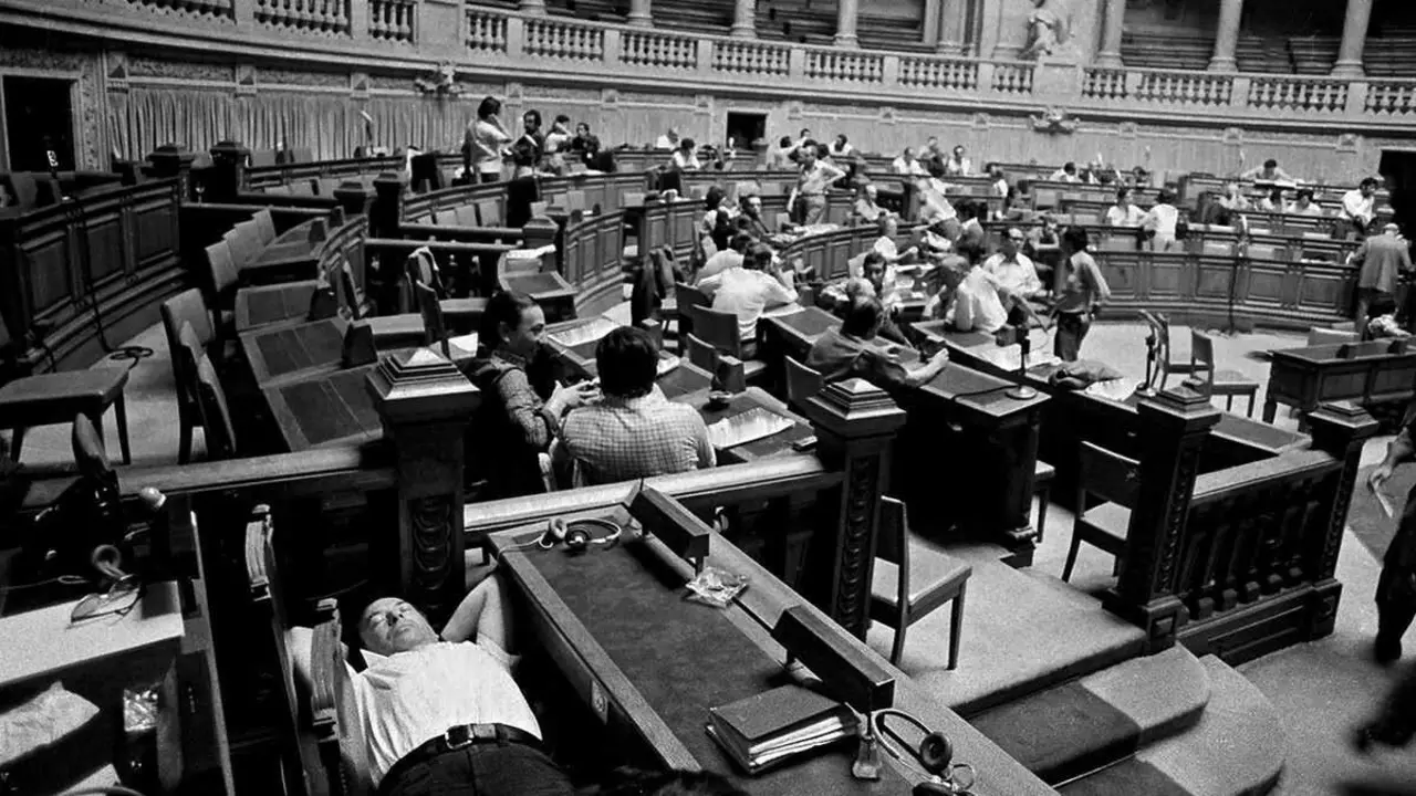 Deputados na Sala das Sesi&oacute;ns da Assembleia da Rep&uacute;blica durante o cerco &aacute; Constituinte, en novembro de 1975. (Foto: Fernando Ricardo / Arquivo Fotogr&aacute;fico da Assembleia da Rep&uacute;blica)