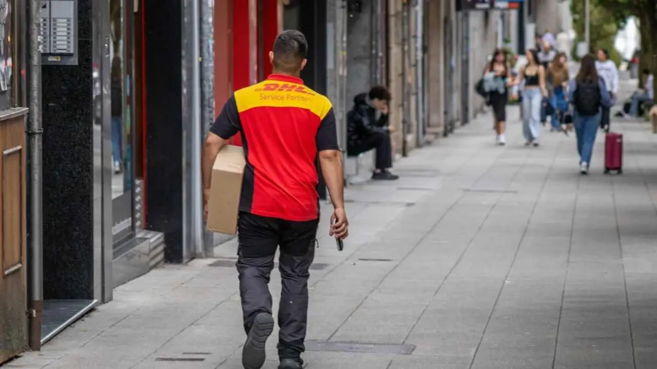 Un traballador dun servizo de reparto. (Foto: Alma Alonso)