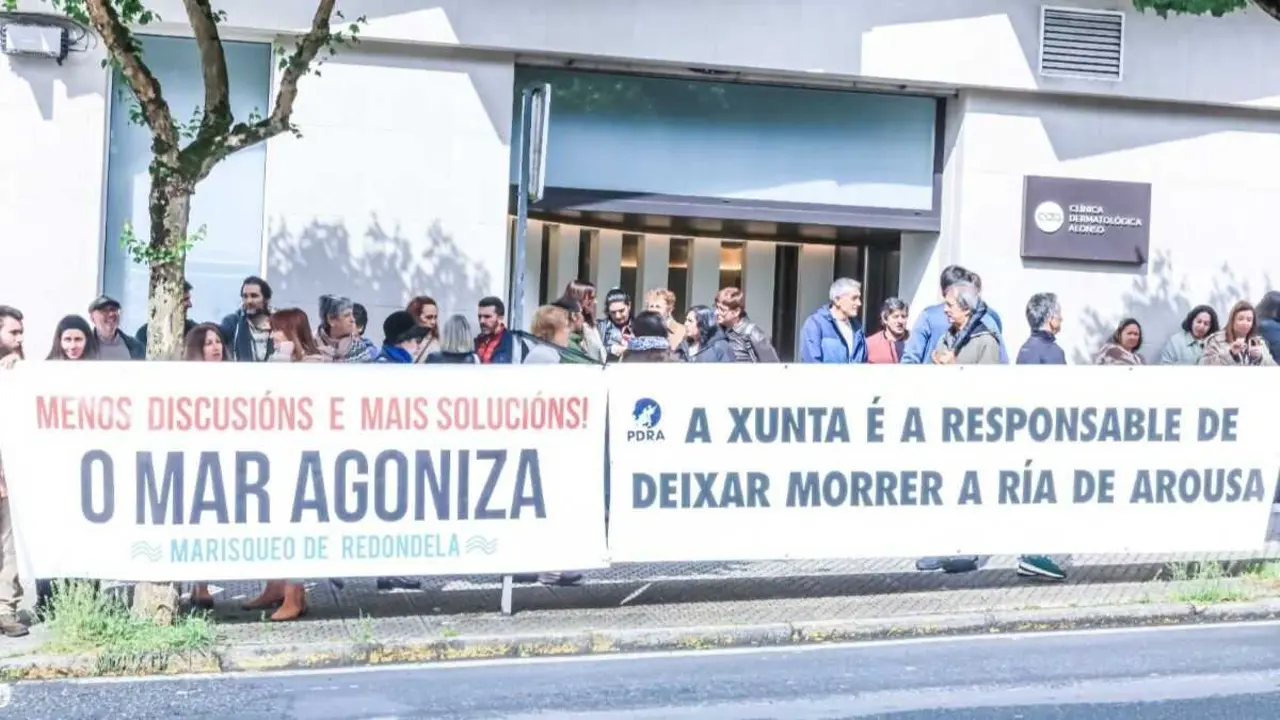 Mobilizaci&oacute;n do sector marisqueiro en Compostela, esta terza feira. (Foto: Alma Alonso)