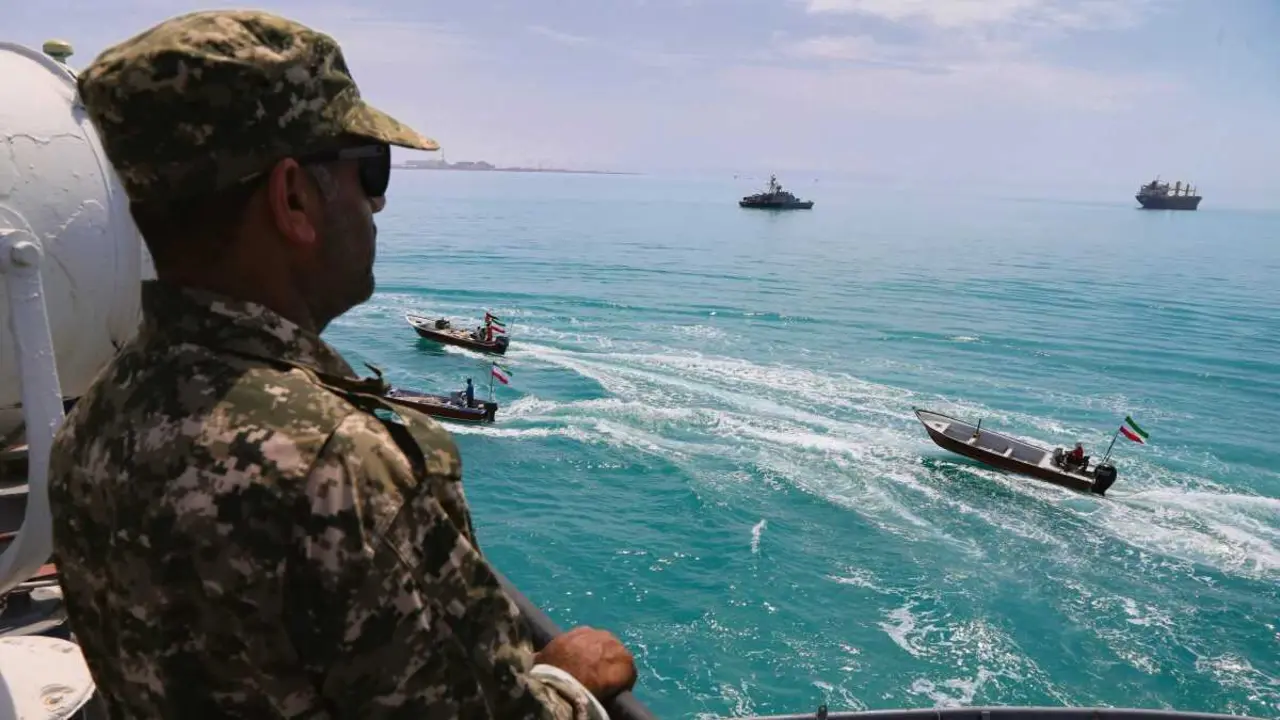 Un soldado da Mari&ntilde;a do Ir&aacute;n realizando labores de control no estreito de Ormuz. (Foto: Europa Press / Contacto / Rouzbeh Fouladi)