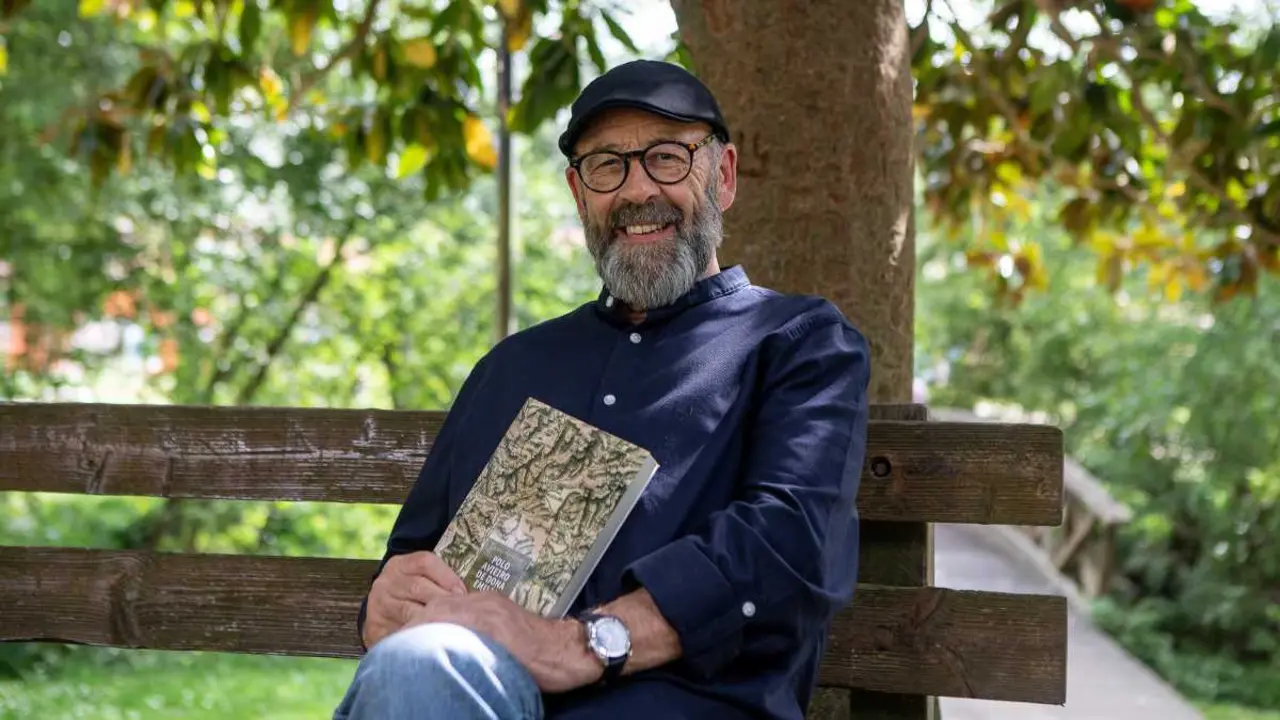 O historiador Carlos M&eacute;ixome co seu libro nas mans. (Foto: N&oacute;s Diario)