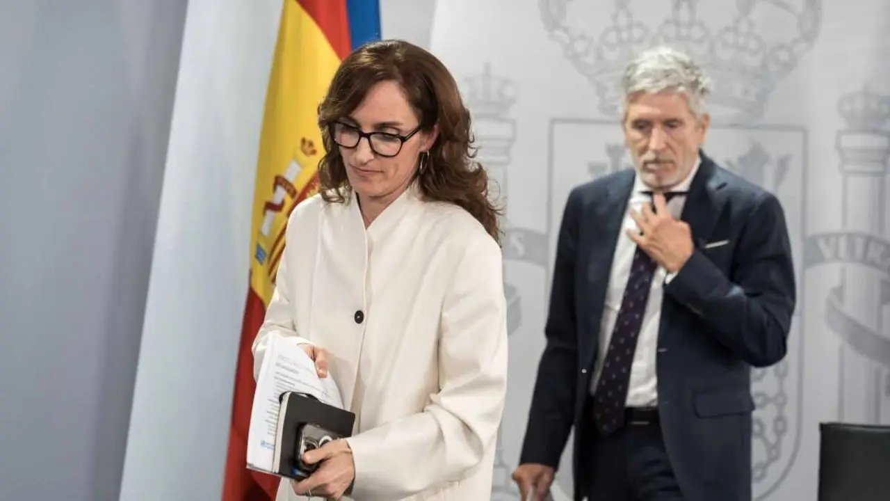 A ministra de Sanidade, M&oacute;nica Garc&iacute;a, e o ministro do Interior, Fernando Grande-Marlaska, &aacute; s&uacute;a sa&iacute;da da rolda de prensa sobre o hantavirus. (Foto:  Diego Radam&eacute;s / Europa Press)