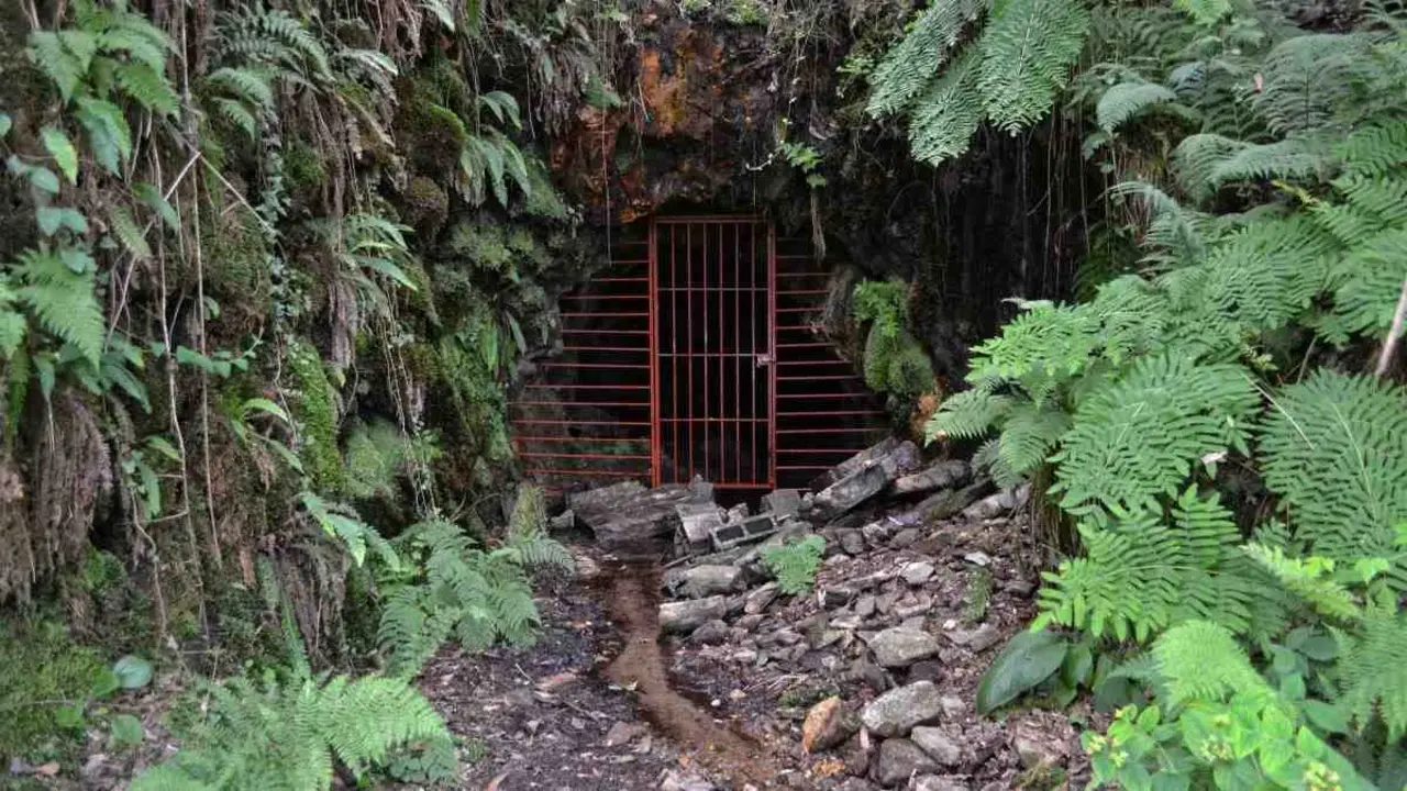 Unha das bocas da mina de Corcoesto, a denominada 'dos ingleses', en Cabana de Berganti&ntilde;os. (Foto: Asoaciaci&oacute;n Salvemos Cabana)