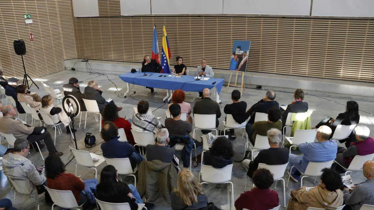 Ignacio Ramonet, Mar&iacute;a Obelleiro e Mart&iacute;n Pacheco, esta cuarta feira. (Foto: Alma Alonso)