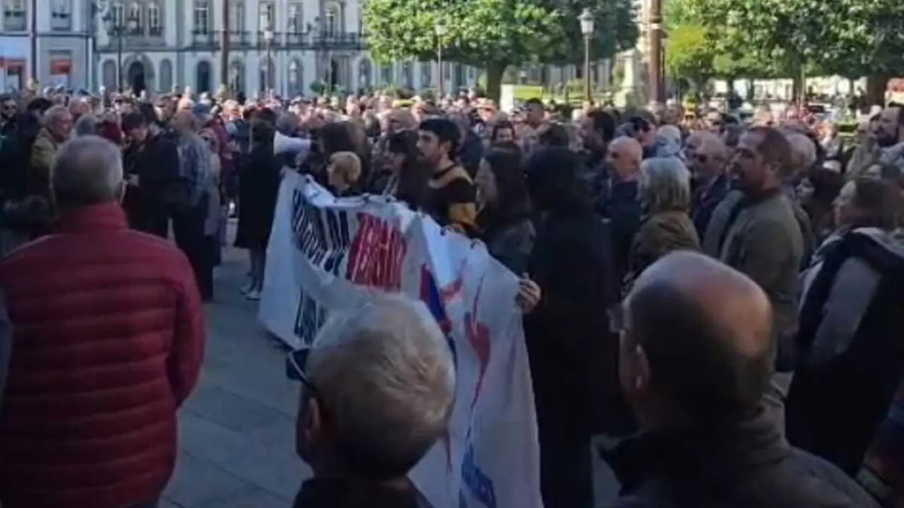 Manifestaci&oacute;n contra a moci&oacute;n de censura en Lugo, esta quinta feira. (Foto: N&oacute;s Diario)