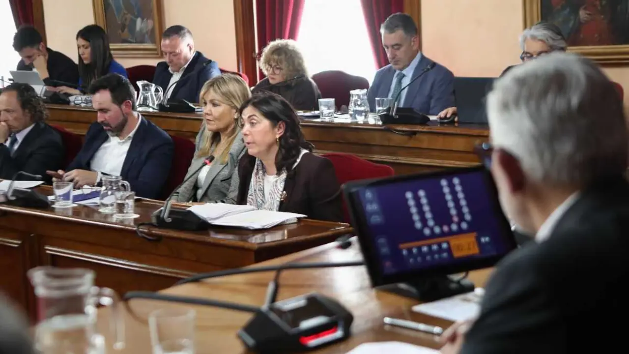 O alcalde, Miguel Fern&aacute;ndez; a portavoz do PP, Elena Candia, e o grupo municipal dos populares. (Foto: Carlos Castro / Europa Press)