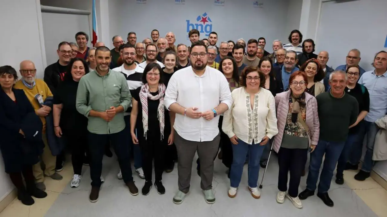 Xabier P. Igrexas, no centro, coa Asemblea Local do BNG de Vigo, esta cuarta feira. (Foto: N&oacute;s Diario)