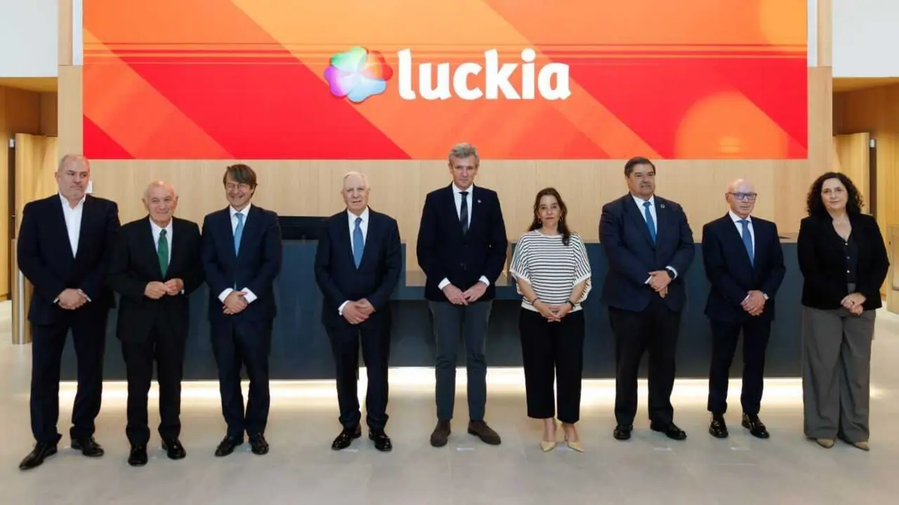 O presidente da Xunta, Alfonso Rueda, acompa&ntilde;ado do conselleiro de Facenda, Miguel Corgos, e a alcaldesa In&eacute;s Rei, entre outras autoridades, este 7 de maio na Coru&ntilde;a. (Foto: David Cabez&oacute;n / Xunta da Galiza)