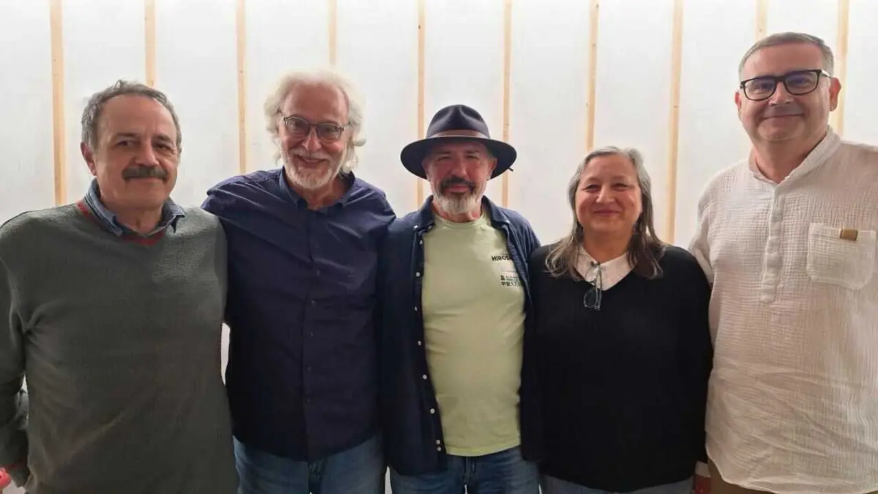 Xavier Queipo, Antonoi Garc&iacute;a, Paco de Tano, Marta Dacosta e Fran Fern&aacute;ndez no R&iacute;o Lagares. (Foto: Olga Rodr&iacute;guez)