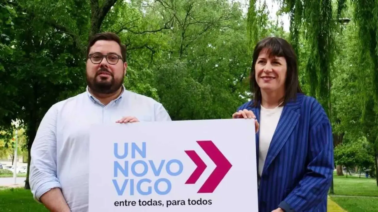 Xabier P. Igrexas e Ana Pont&oacute;n, en Vigo, esta segunda feira. (Foto: N&oacute;s Diario)