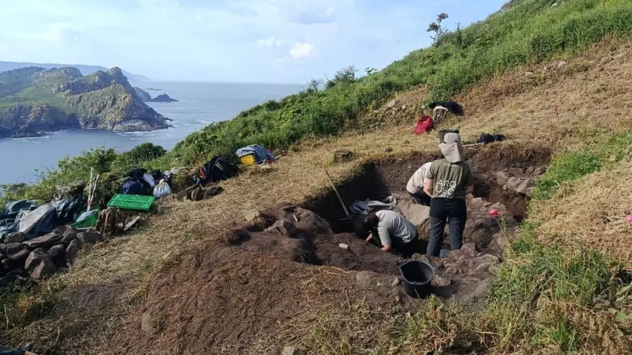 Escavaci&oacute;n no castro das Hortas, nas illas C&iacute;es. (Foto: Xunta da Galiza)