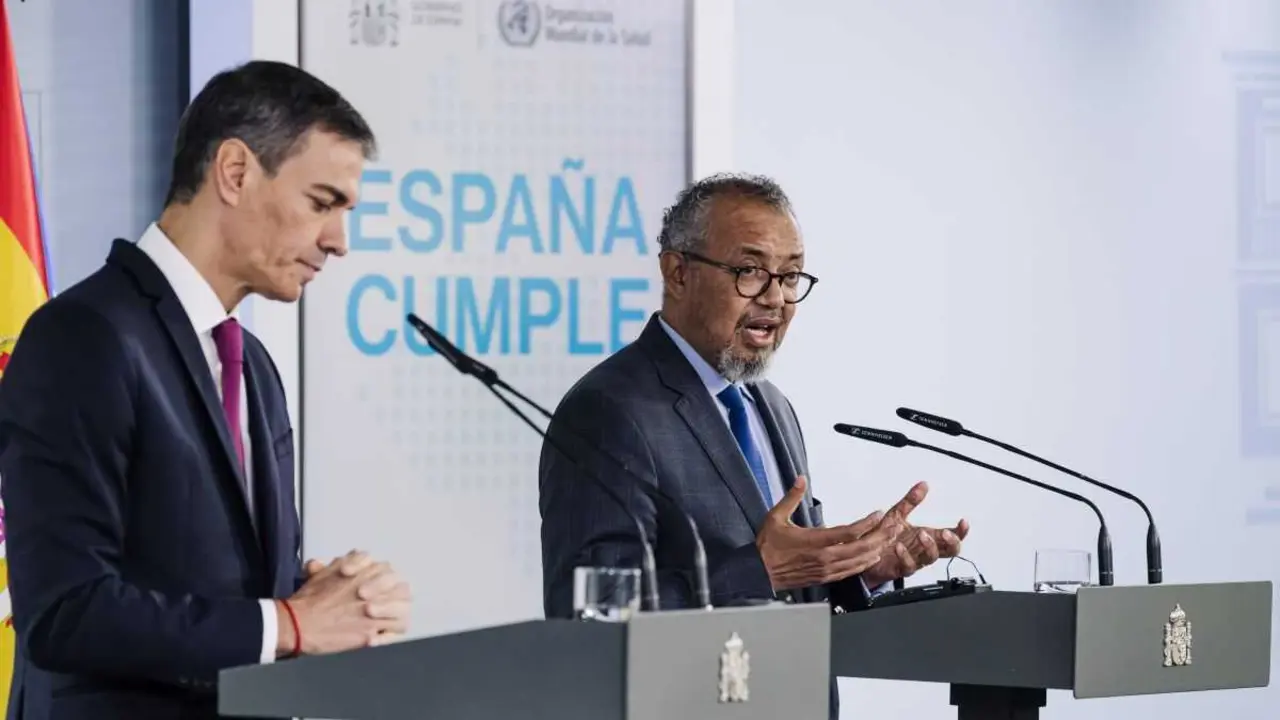 O presidente do Goberno espa&ntilde;ol, Pedro S&aacute;nchez, e o director xeral da OMS, Tedros Adhanom. (Foto: Carlos Luj&aacute;n / Europa Press)