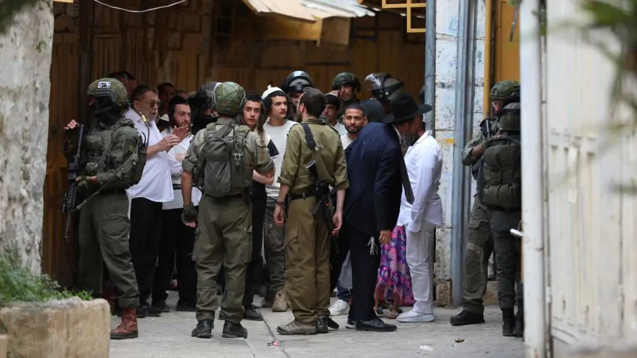 Colonos israel&iacute;s percorren a cidade vella de Hebr&oacute;n baixo a protecci&oacute;n do ex&eacute;rcito israel&iacute; o pasado d&iacute;a 2. (Foto: Mamoun Wazwaz / APA Imaxes v&iacute;a ZUMA Press Wire / dpa)