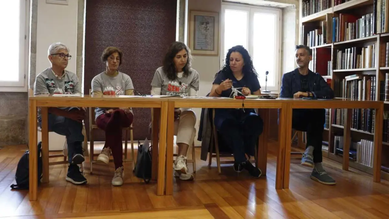 Veci&ntilde;anza xunto a Patricia Gamallo, Bel&eacute;n Rodr&iacute;guez e Fins Eirexas, este 13 de maio en rolda de prensa. (Foto: Alma Alonso)