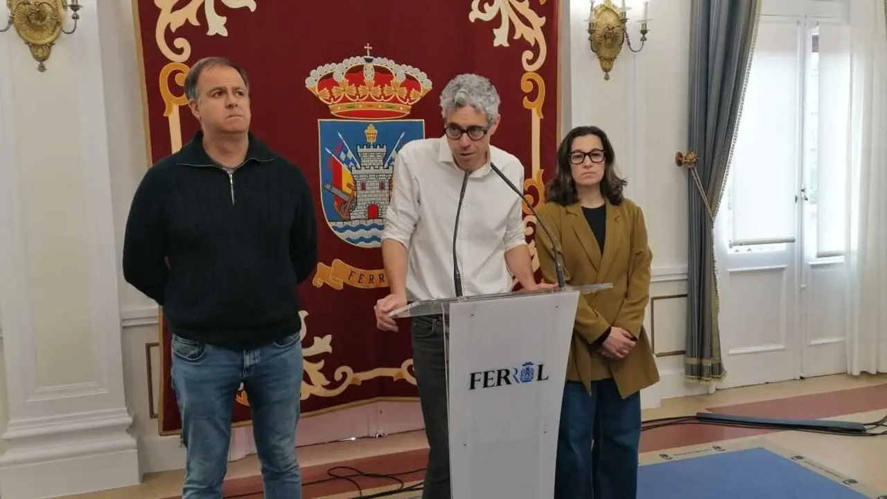 No centro, o portavoz municipal do BNG en Ferrol, Iv&aacute;n Rivas. (Foto: Europa Press)