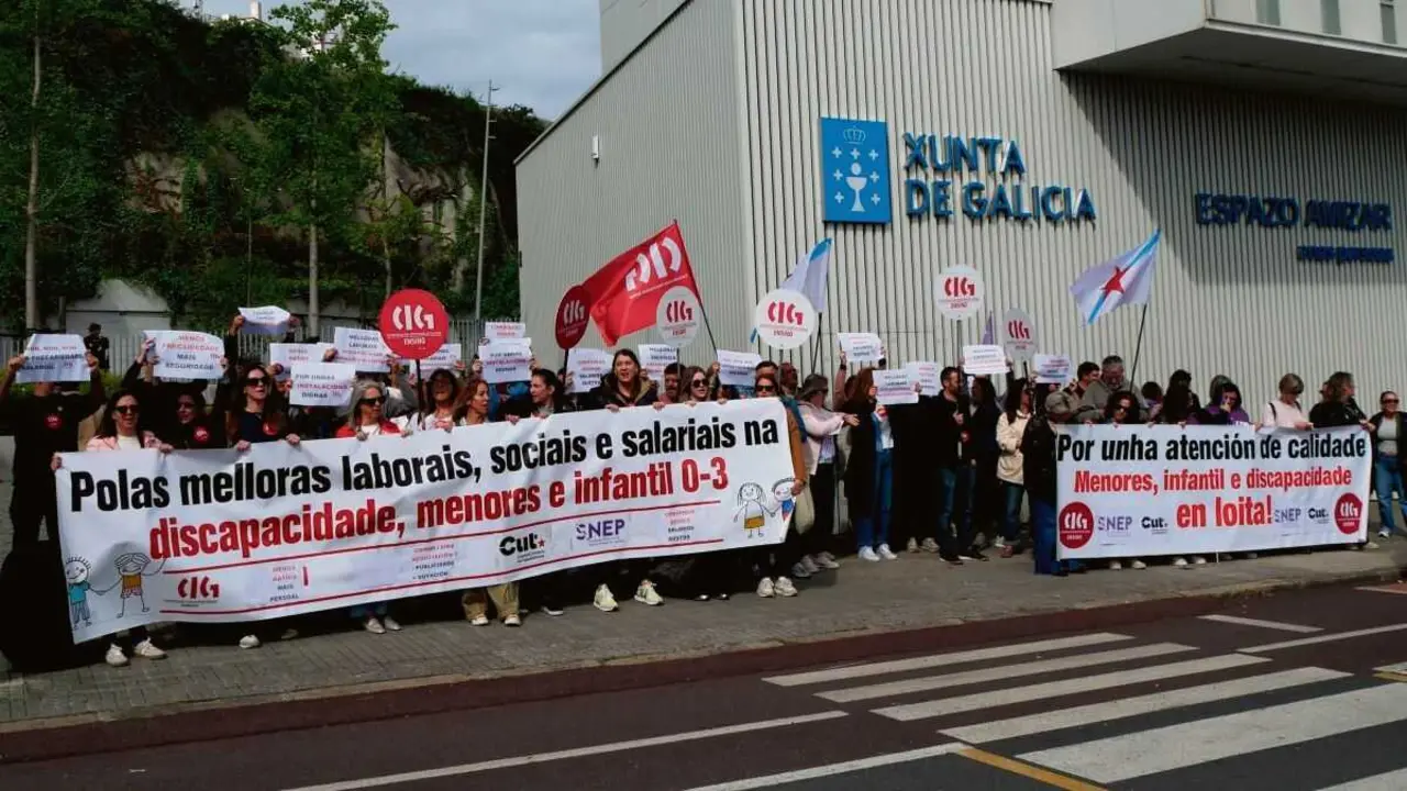 Protesta do persoal traballador dos sectores de discapacidade, menores e educaci&oacute;n infantil, onte. (Foto: N&oacute;s Diario)