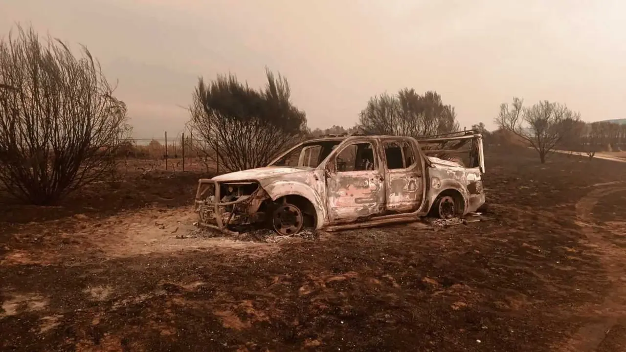 Veh&iacute;culo no que viaxaban tres bombeiros e que resultou calcinado o 12 de agosto no incendio de O&iacute;mbra. (Foto: N&oacute;s Diario)