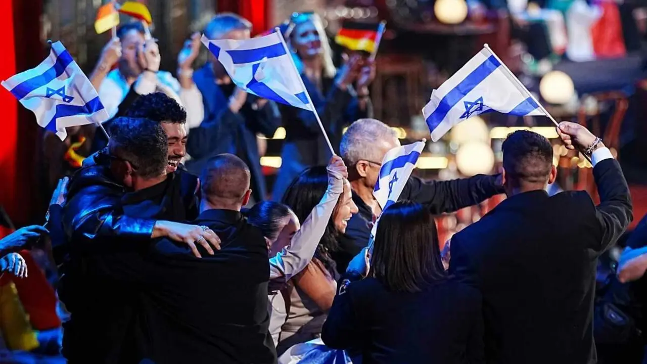 O representante israel&iacute;, Noam Bettam, &aacute; esquerda, celebrando o seu pase &aacute; final do s&aacute;bado. (Foto: Georg Hochmuth / APA / dpa)