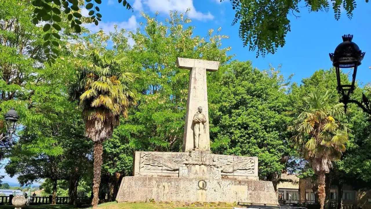 Monumento dedicado a Xoaqu&iacute;n Loriga en Lal&iacute;n (Deza), levantado en 1933, onde houbera unha torre medieval desfeita a mediados do s. XIX. (Foto: Antonio Presas)