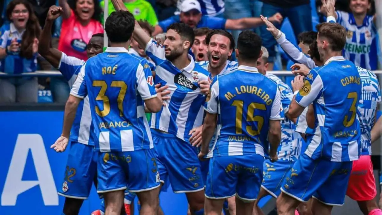 Zakaria Eddahchour celebrando o seu gol ante o Andorra cos seus compa&ntilde;eiros de equipo, o pasado domingo en Riazor. (Foto: RC Deportivo)