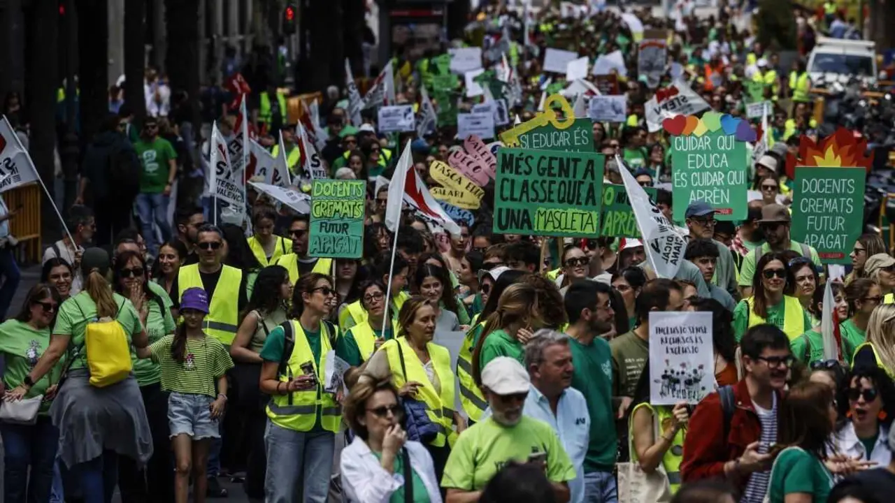 Manifestaci&oacute;n do profesorado da educaci&oacute;n p&uacute;blica non universitaria do Pa&iacute;s Valenci&agrave; o pasado d&iacute;a 11 en Val&egrave;ncia. (Foto: Rober Solsona / Europa Press)