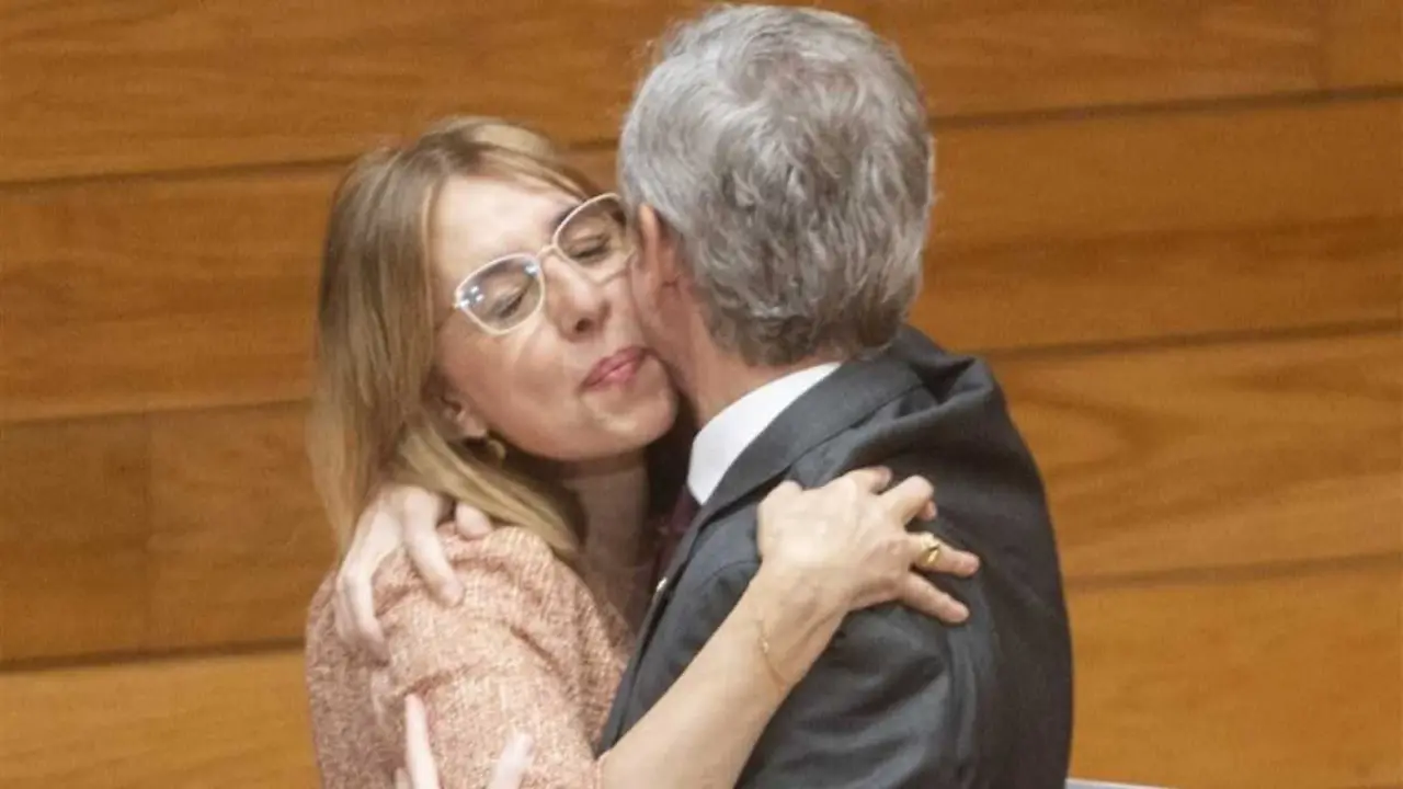 Raquel Arias e Alfonso Rueda, no Parlamento, esta terza feira. (Foto: Parlamento da Galiza)