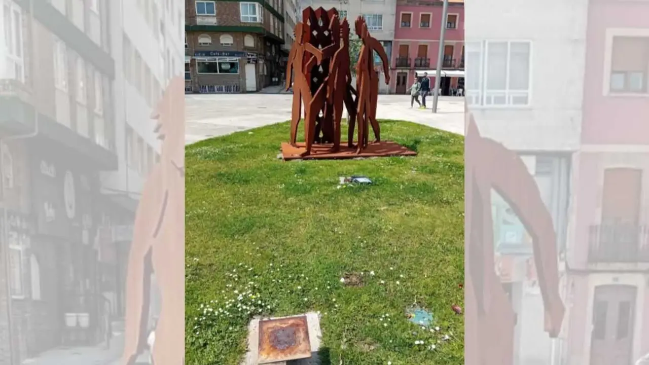 O monumento vandalizado en Ribeira. (Foto: Altofalante)