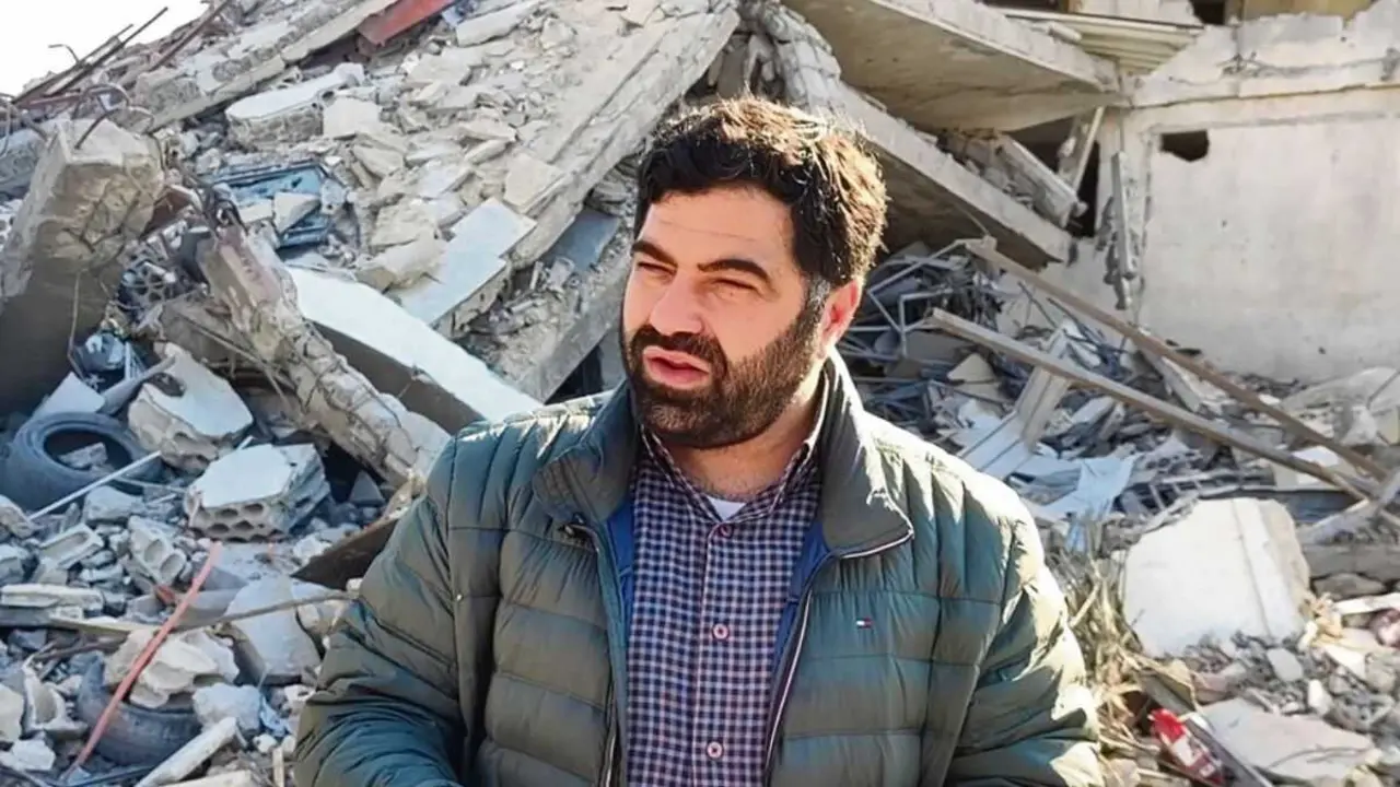 Abdullah el Danan, representante do Hezbollah, diante das casas e escola bombardeadas pelo Israel em
Deir Qanoun an-Naher, L&iacute;bano.