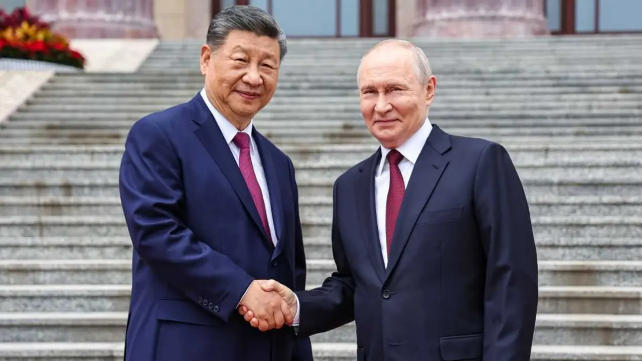 EXi Jinping e Vladimir Putin, en Beijing, esta cuarta feira. (Foto: Alexander Kazakov / Zuma Press / Europa Press)
