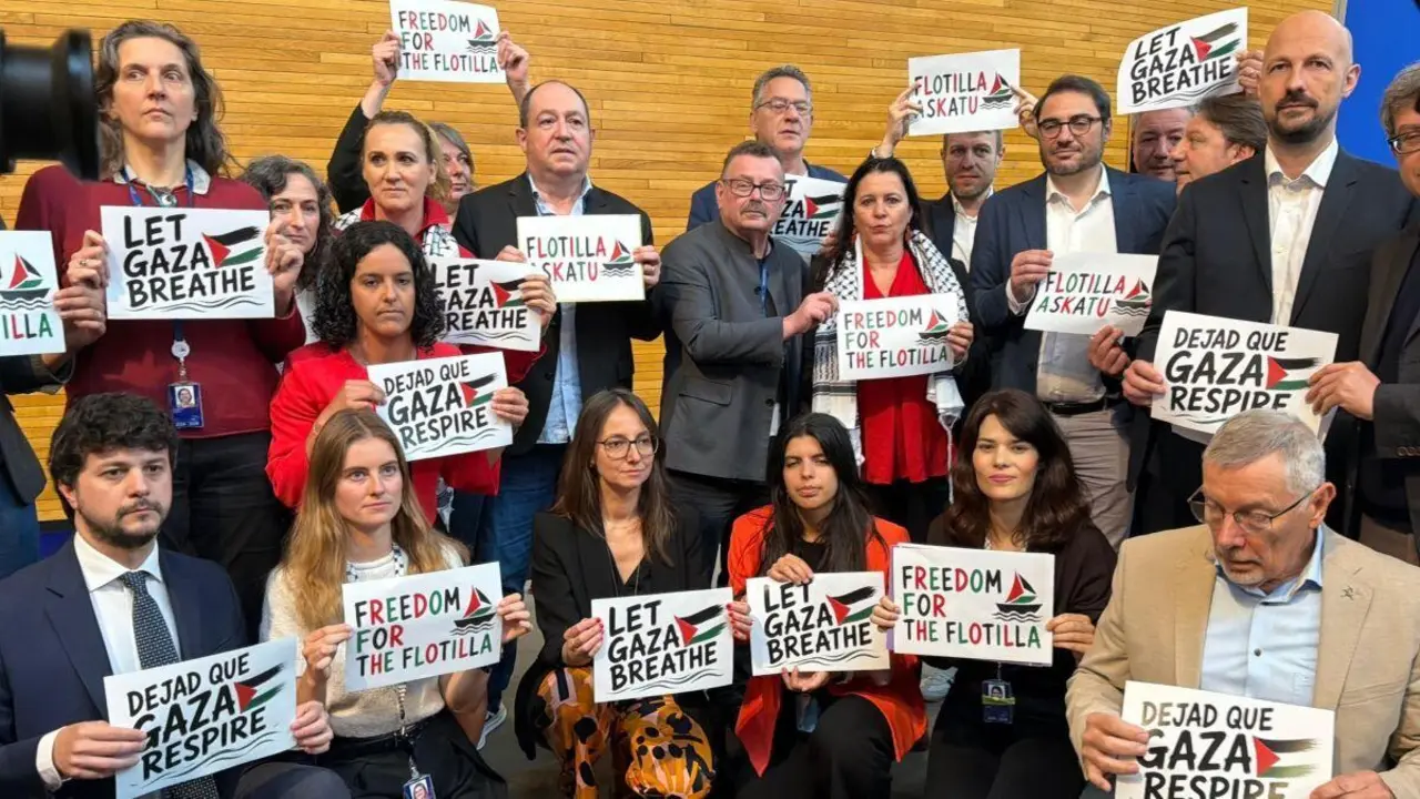 Un grupo de eurodeputados e eurodeputadas protestou hoxe contra o secuestro de centos de activistas da Flotilla por parte de Israel. (Foto: N&oacute;s Diario)