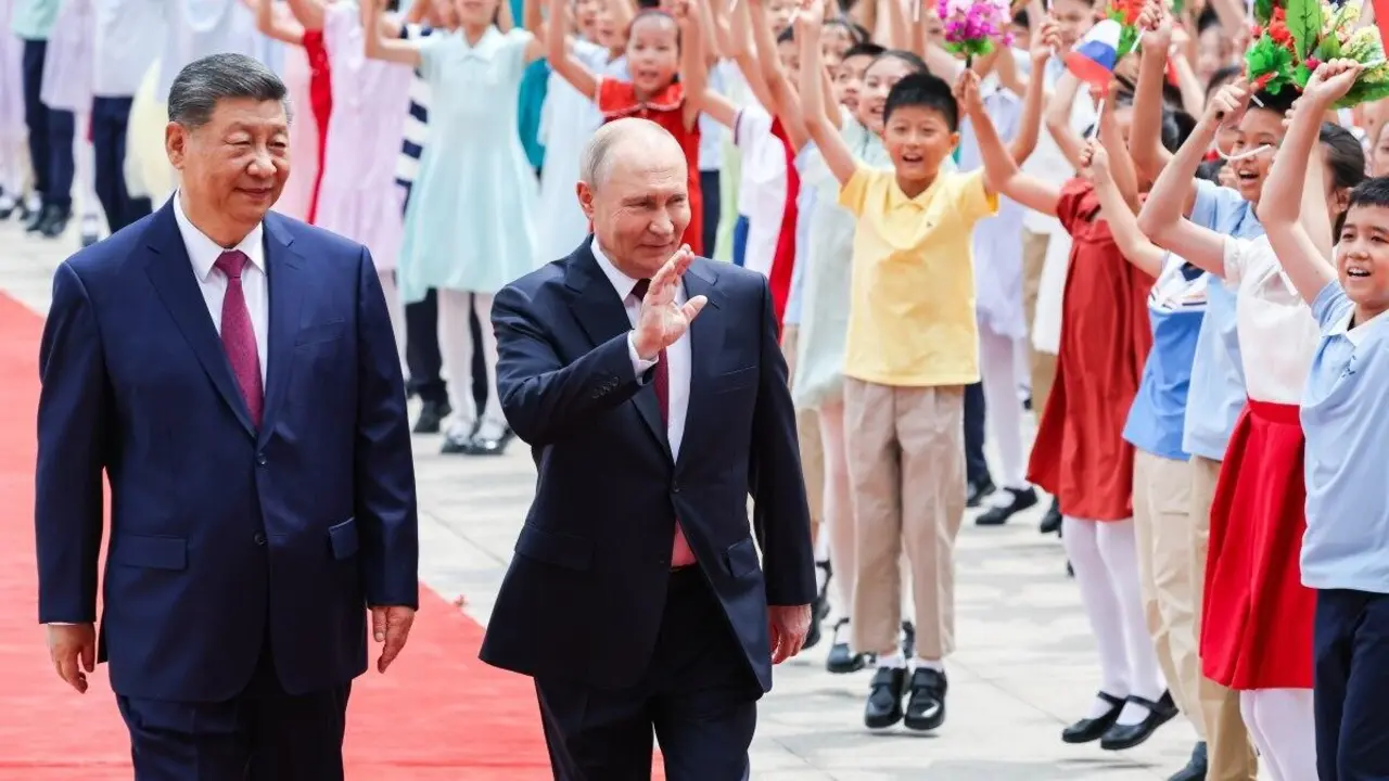 O presidente da China, Xi Jinping, e o de Rusia, Vladimir Putin, esta cuarta feira 20 de maior en Beijing. (Foto: Alexander Kazakov / TASS via ZUMA / DPA)