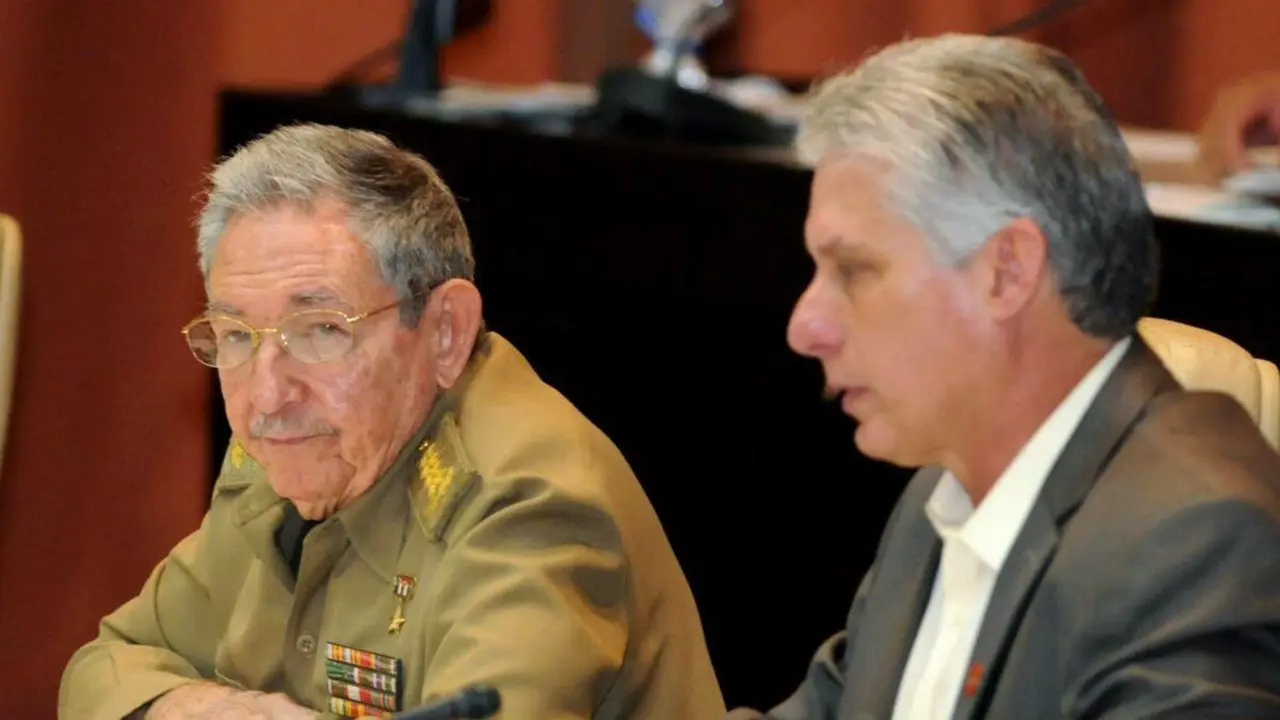 Ra&uacute;l Castro e Miguel D&iacute;az-Canel. (Fotos: Europa Press / Contacto / Vladimir Molina)
